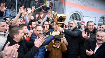 Arslanbey Belediyespor’un kupasını Üzülmez verdi.