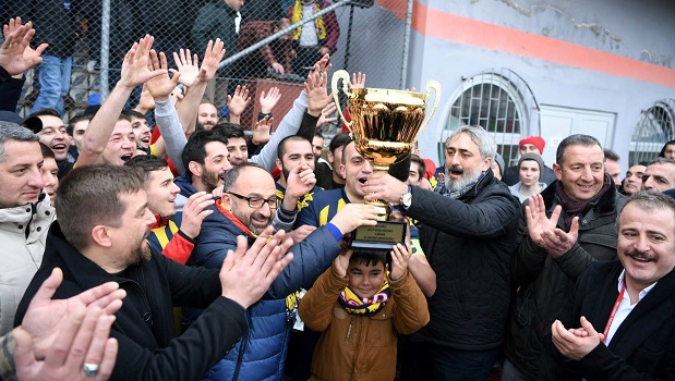 Arslanbey Belediyespor’un kupasını Üzülmez verdi.