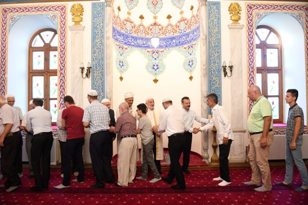 Vali Aksoy, Fevziye Camiinde vatandaşlarla bayramlaştı.