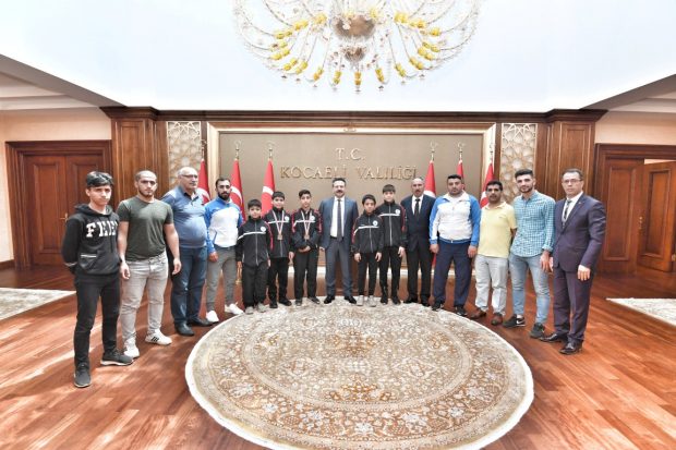 Dilovası Güreşçileri Vali Aksoy’u ziyaret etti