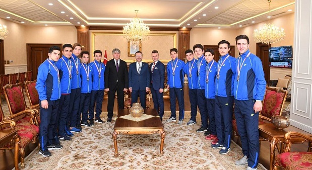 Vali Aksoy,Türkiye Futsal Finaline katılacak sporcuları kabul etti.