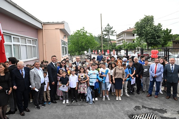 Öğrencilerin karne heyecanına ortak oldular