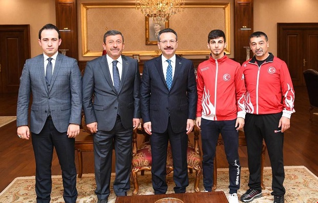 Şampiyon Karateci Eray Şamdan, Vali Aksoy’u ziyaret etti.