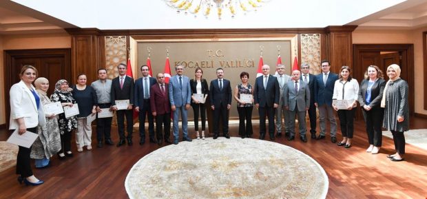 Vali Aksoy’dan sağlıkçılara başarı belgesi