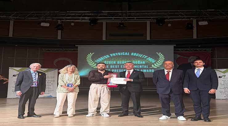 Değerli Basın Mensubu, Üniversitemiz öğrencisi Pehlül Bekir Okumuşoğlu, Türk Fizik Derneği tarafından verilen 2024 yılı Özgen Berkol Doğan En İyi Deneysel Poster Bildiri Ödülü’nü kazanmıştır. Detaylı bilgi ve fotoğraf dosyalarını ekte bulabilirsiniz.