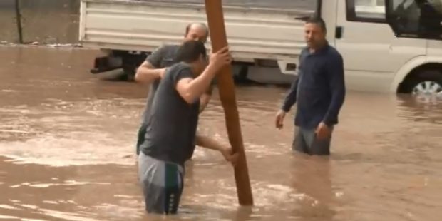 20 dakika süren Şiddetli yağmur İzmit’i felç etti.