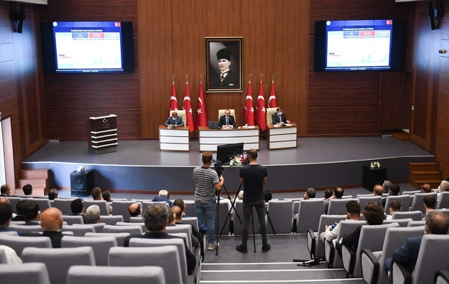 “Hizmet Etmek İçin Buradayız, Rahat Etmek İçin Değil”