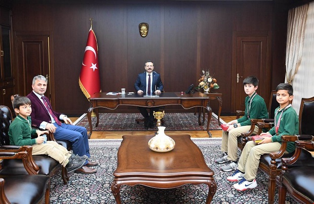 Vali Aksoy Teniscileri kabul etti.