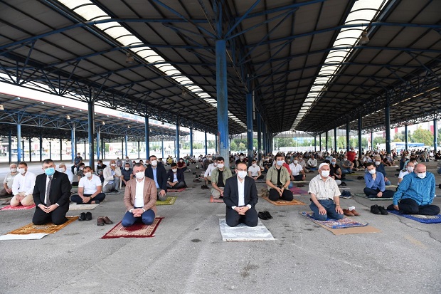 ‘Sosyal mesafe kurallarına uyarak’