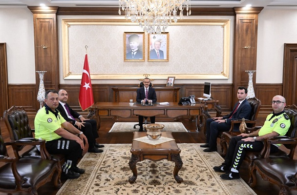 Vali Yavuz tarafından ödüllendirildi
