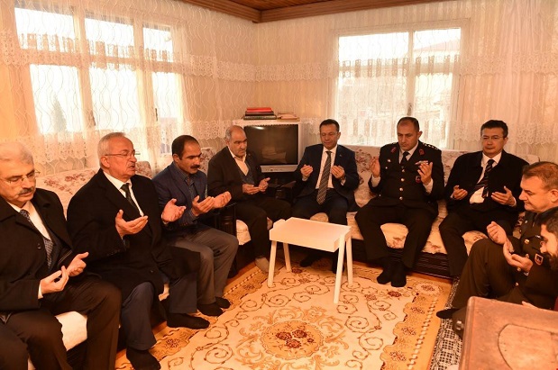 Şehit Ömer Özavcı’nın ailesine Şehitlik Beratı takdim edildi.