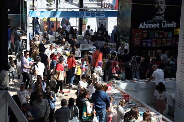 Kitapseverlerden yoğun ilgi ve beğeni görüyor