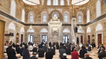 Yeni Cuma Camii ibadete açıldı