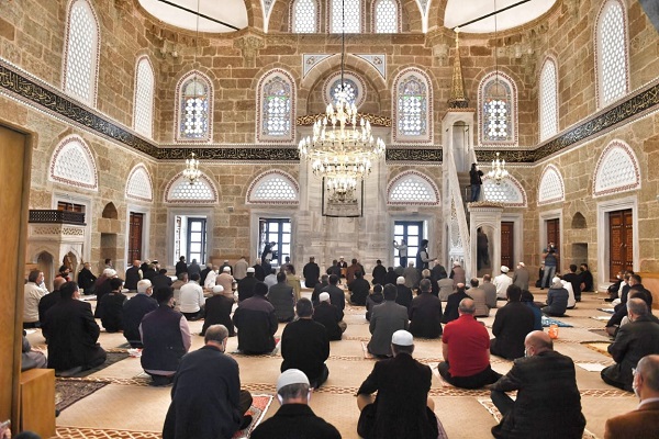 Yeni Cuma Camii ibadete açıldı
