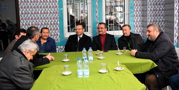 Vali Hüseyin Aksoy her fırsatta vatandaşlarla bir araya geliyor.