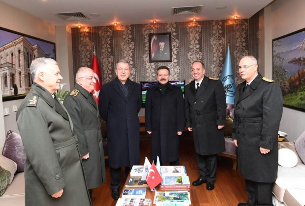 Bakan Akar Cengiz Topel’e İndi