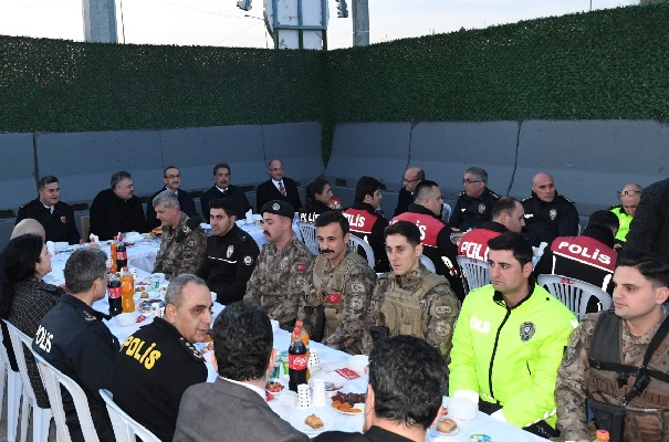 Vali Yavuz güvenlik güçleri ile iftarını açtı