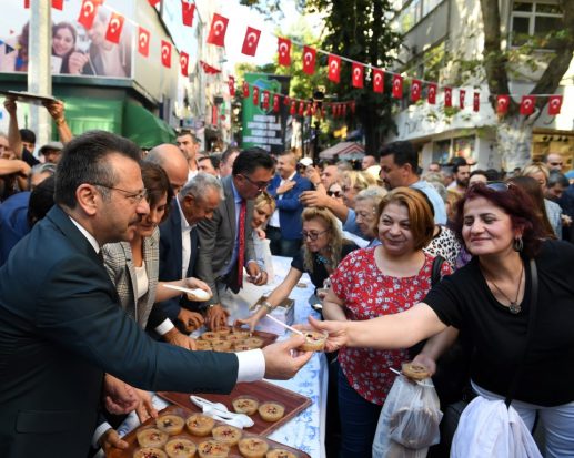 Fethiye Caddesinde aşure dağıtımı