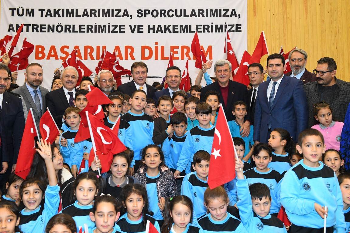 Çayırova Şehit Er Mücahit Okur İmam Hatip Lisesi Spor Salonunun tanıtımı yapıldı