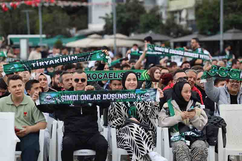 İzmit Kent Meydanı’nda Yeşil-Siyah heyecan