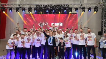 Şampiyon Takım, Şampiyon Oyuncularını Bırakmadı
