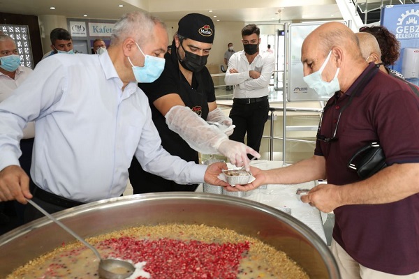 Mesai arkadaşlarına aşure ikramı
