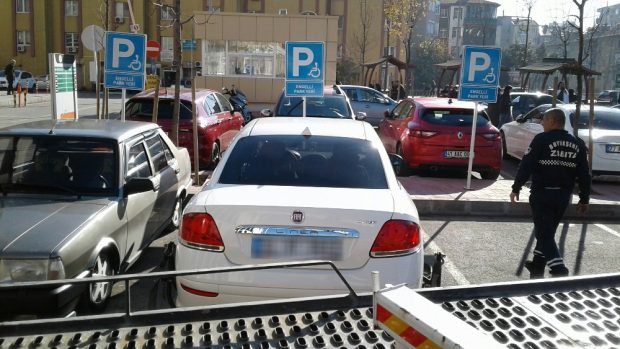 Engelliler için ayrılan bölümlere araç çekenlere ceza