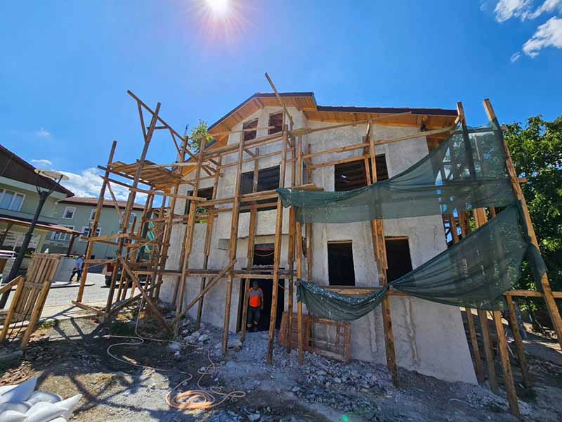 GÖLCÜK’TE KORUNMASI GEREKEN KÜLTÜR VARLIĞI BİNANIN RESTORASYONU DEVAM EDİYOR