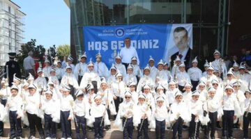 GÖLCÜK’TE SÜNNET ÇOCUKLARININ MUTLULUĞU ŞÖLENE DÖNÜŞTÜ