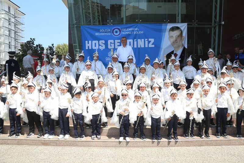 GÖLCÜK’TE SÜNNET ÇOCUKLARININ MUTLULUĞU ŞÖLENE DÖNÜŞTÜ