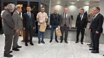 Vali Aktaş Tarafından “1 Çocuk 1 Fidan Projesi” Kapsamında Miniklerimizin Fidanları Ailelerine Verildi