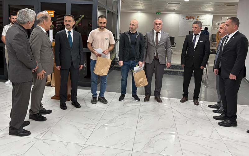 Vali Aktaş Tarafından “1 Çocuk 1 Fidan Projesi” Kapsamında Miniklerimizin Fidanları Ailelerine Verildi