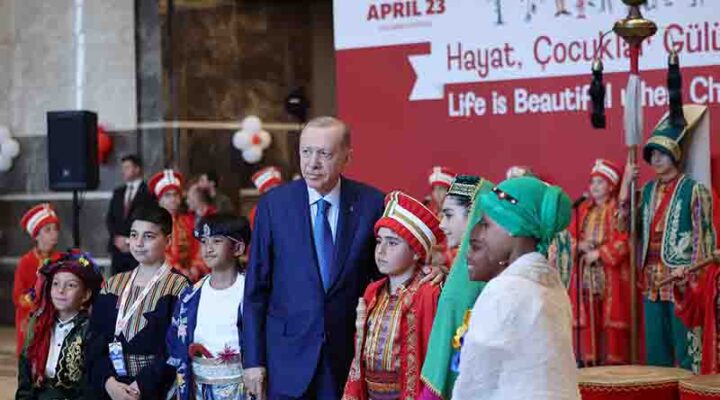 Cumhurbaşkanı Erdoğan Kartepe Belediyesi Çocuk Mehter Takımı’nı İlgiyle İzledi