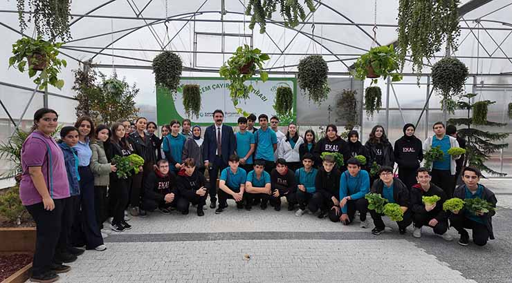 EKAL öğrencileri, Bahçem Çayırova’da hasat yaptı