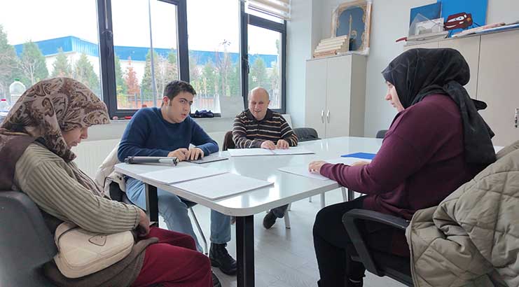 Çayırova’da görme engelli özel bireylere Kur’an-ı Kerim dersi