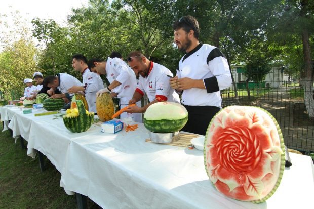 Havuçtan gül, kavundan sepet!