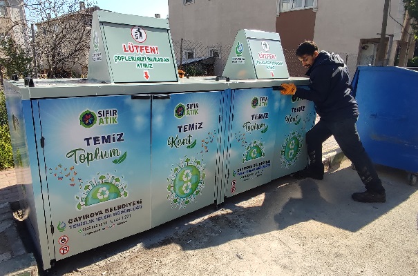 Koruganlı çöp konteynerleri yerleştiriyor
