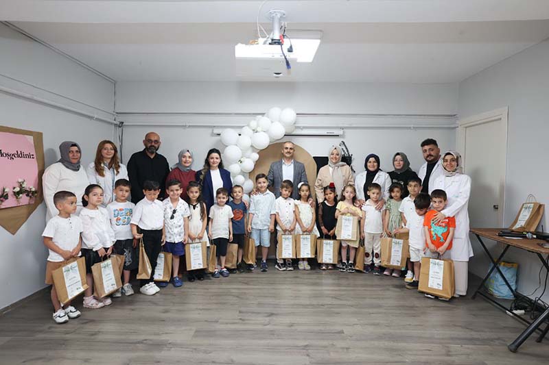 Çocuk kulübü öğrencileri karnelerine kavuştu