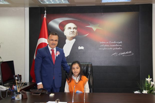 Çayırova Kaymakamı makamını öğrencilere devretti.