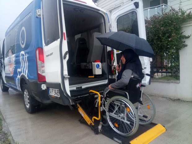 Hasta ve engelli vatandaşlar, sandıklara taşındı