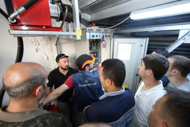 Asansörde mahsur kalanları kurtarma eğitimi