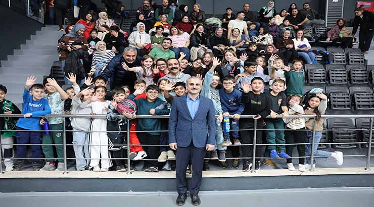 Çiftçi, basketbolsever miniklerin isteğini kırmadı