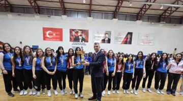 GÖLCÜK’TE OKULLAR ARASI TURNUVADA DERECEYE GİRENLER ÖDÜLLENDİRİLDİ