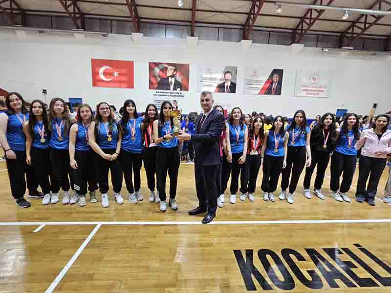 GÖLCÜK’TE OKULLAR ARASI TURNUVADA DERECEYE GİRENLER ÖDÜLLENDİRİLDİ