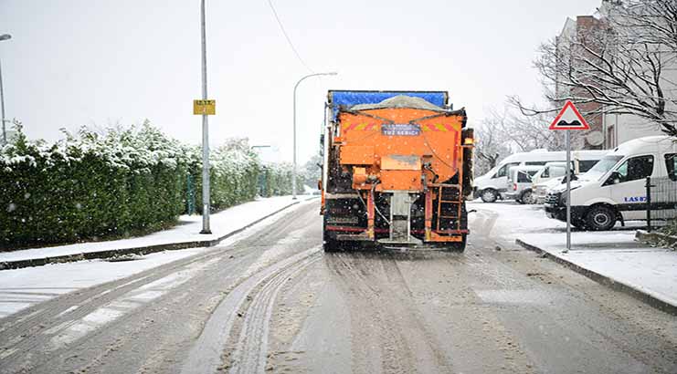 Çayırova’da ekipler karla mücadele çalışmalarını sürdürüyor