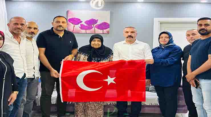 Milliyetçi Hareket Partisi’nin “Terörsüz Türkiye” vizyonu kapsamında Kocaeli’nde çalışmalar sürüyor. MHP Dilovası İlçe Başkanlığı, bu çerçevede şehit Mehmet Kocabay’ın ailesini ziyaret ederek, şehidin hatırasını yaşatma ve emanete sahip çıkma mesajı verdi.