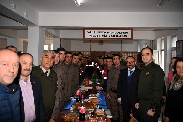 Kartepe’li asker anneleri Mehmetçiği Unutmadı!