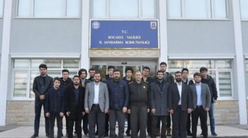 TÜGVA gönüllüsü gençler Kocaeli Jandarma Alay Komutanlığını ziyaret etti.