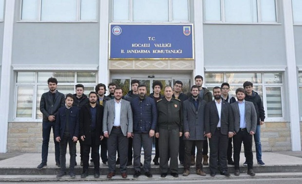 TÜGVA gönüllüsü gençler Kocaeli Jandarma Alay Komutanlığını ziyaret etti.