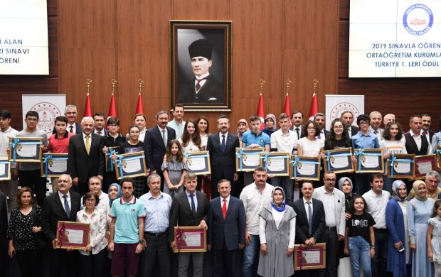 Türkiye 1. si olan Öğrencilere Ödül